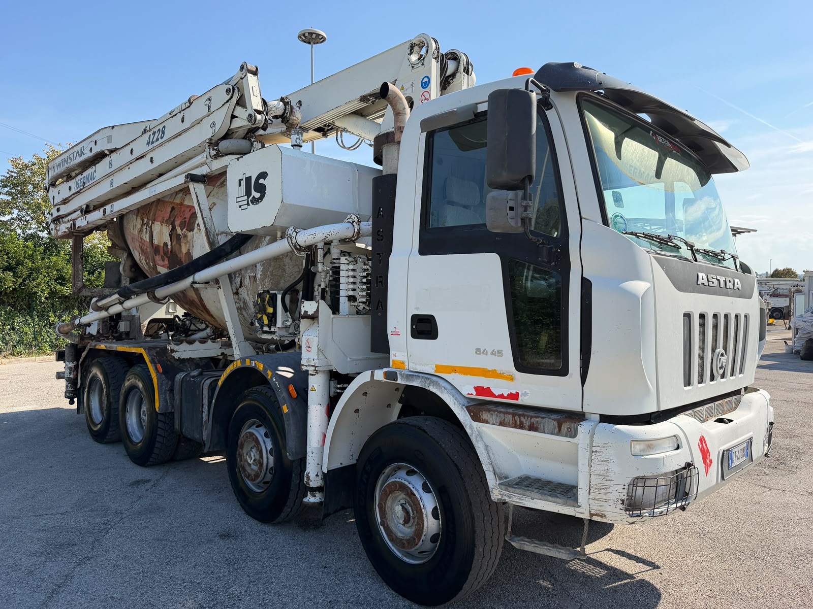 ASTRA HD8 84.45 con betonpompa Sermac 28m
