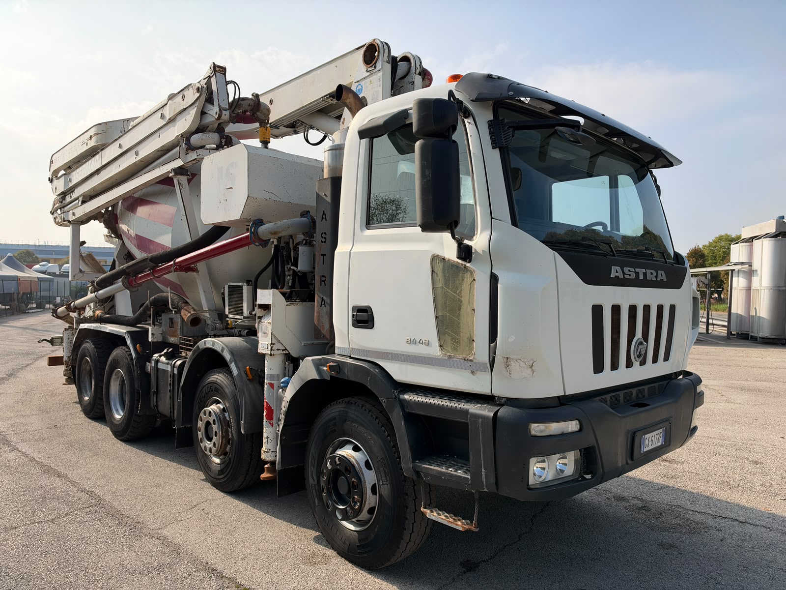 ASTRA HD8 84.48-80 con betonpompa Sermac 28m