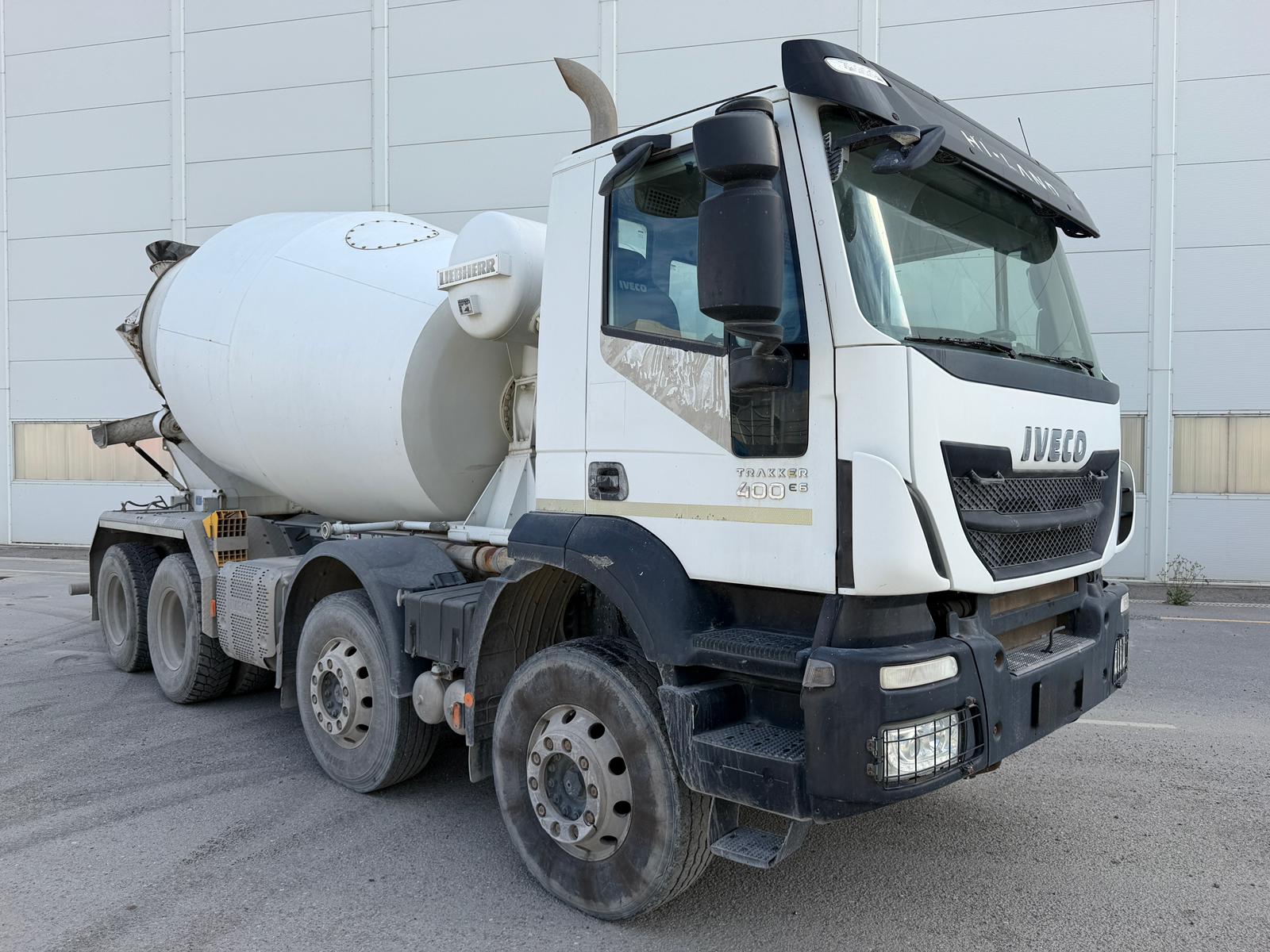 IVECO TRAKKER 400 con betoniera Liebherr