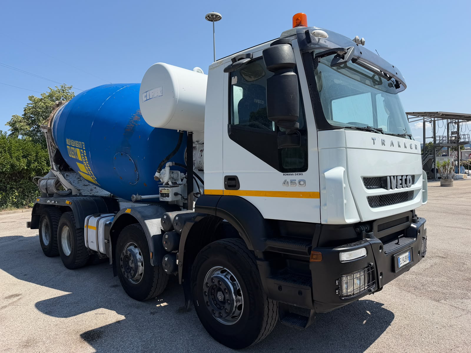 IVECO TRAKKER 450 con betoniera CIFA