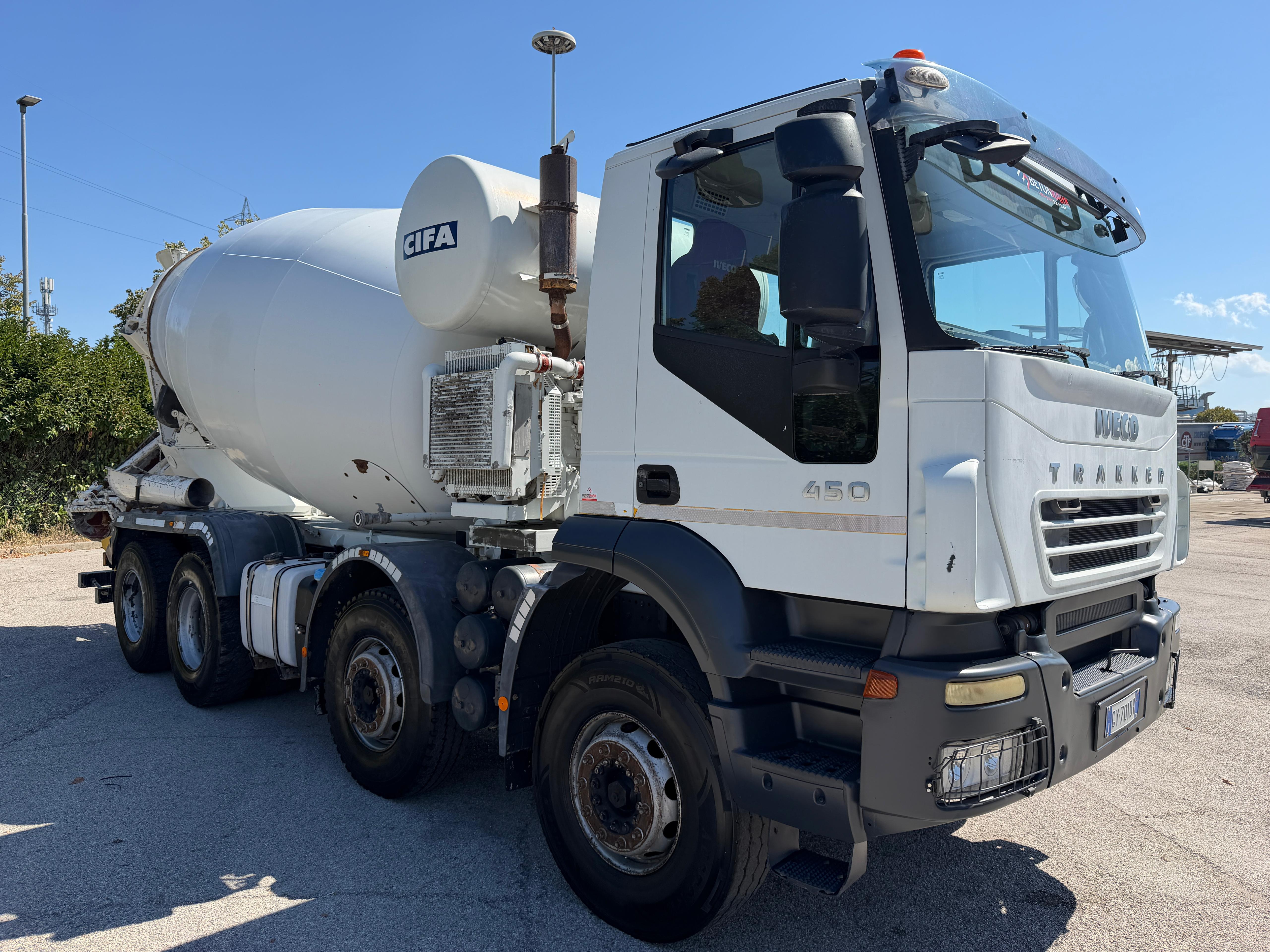 IVECO TRAKKER 450 con betoniera CIFA