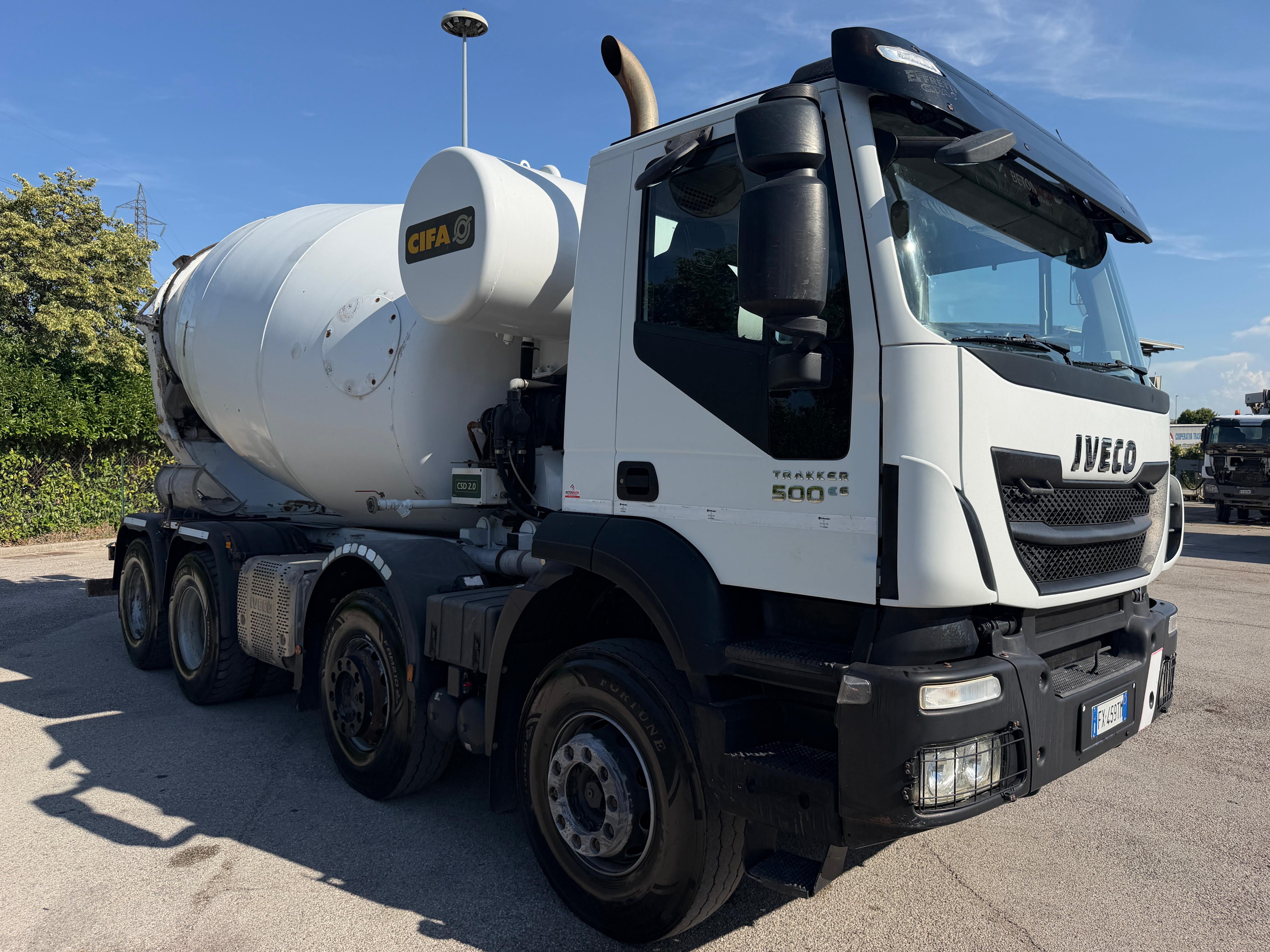 IVECO TRAKKER 500 con betoniera CIFA
