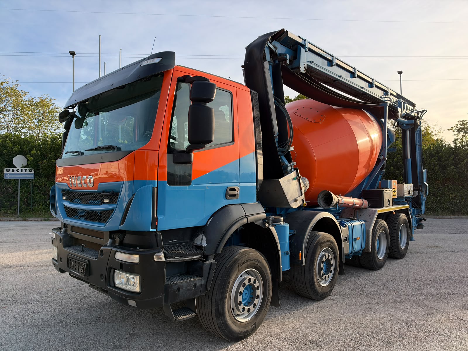 IVECO TRAKKER AD340T45 con nastro e betoniera Imer