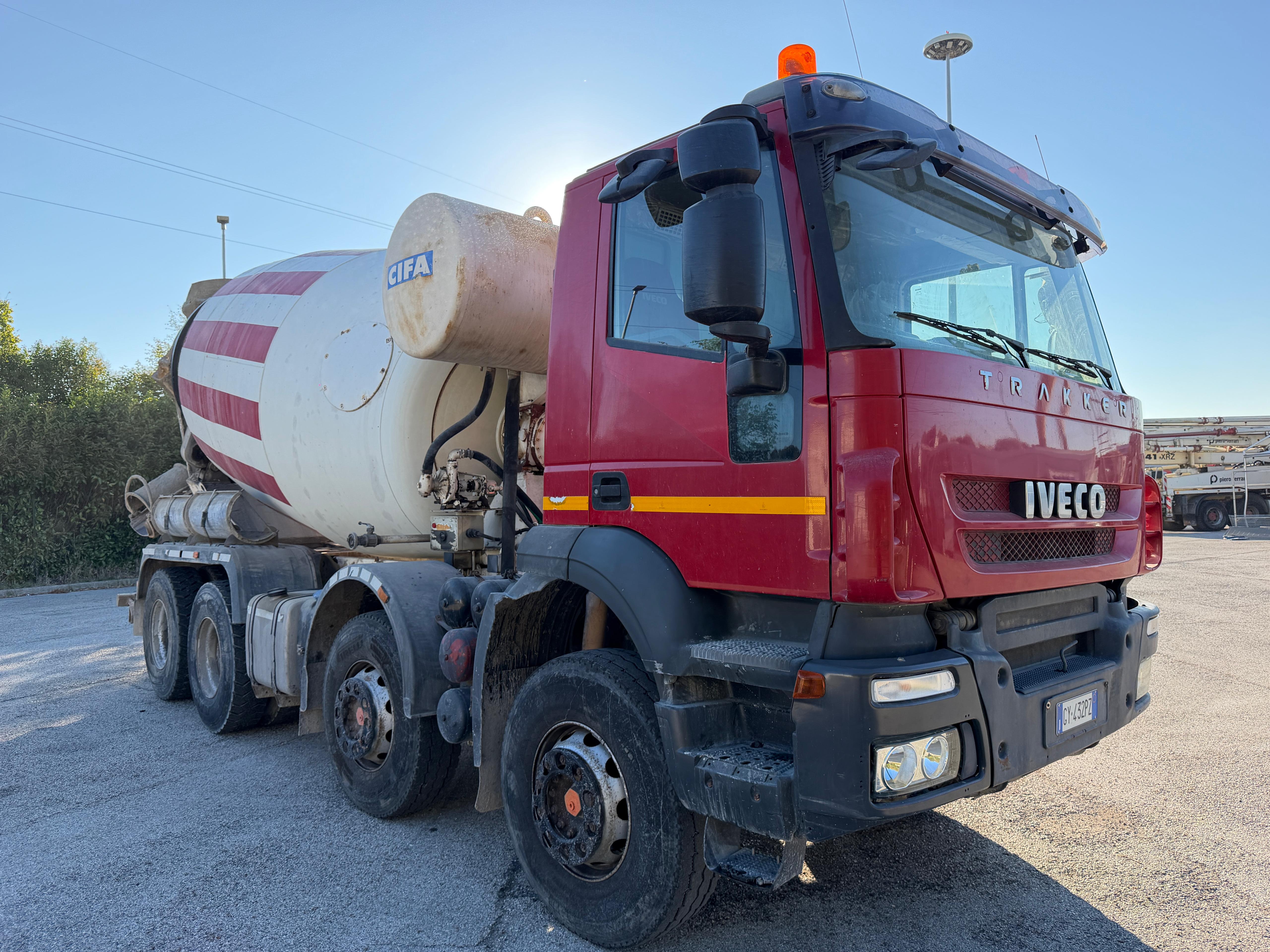 IVECO TRAKKER con betoniera CIFA